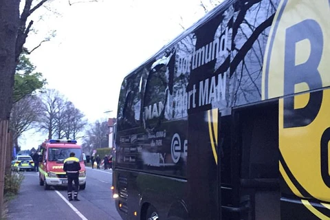 Chiếc xe chở cầu thủ Dortmund bị tấn công. (Nguồn: AP)