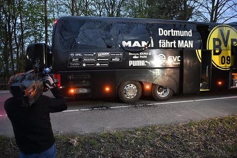 Xe chở cầu thủ Dortmund bị tấn công. (Nguồn: AP)