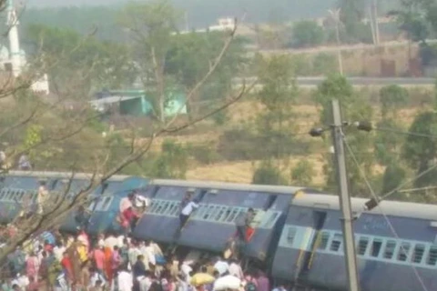 Tàu hòa trật đường ray ở Ấn Độ. (Nguồn: scroll.in)