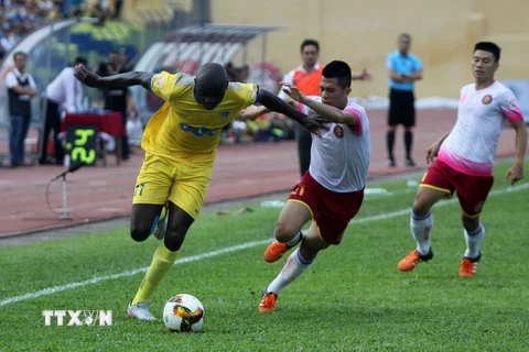 Sài Gòn FC ngăn cản FLC Thanh Hóa (áo vàng) vô địch lượt đi. (Ảnh: Thanh Tùng/TTXVN)