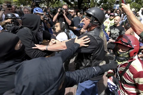 Người biểu tình Mỹ đụng độ với cảnh sát. (Nguồn: AP)