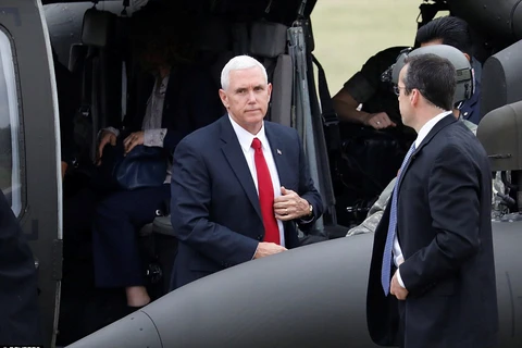 Phó Tổng thống Mỹ Mike Pence đã đến cổng vào khu vực phi quân sự DMZ. (Nguồn: Reuters)