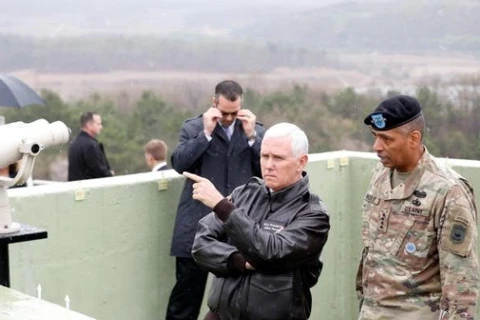 Phó Tổng thống Mỹ Mike Pence thăm làng đình chiến Panmunjom. (Nguồn: Reuters)