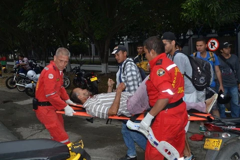 Một nạn nhân được đưa đi cấp cứu. (Nguồn: colombiareports.com)