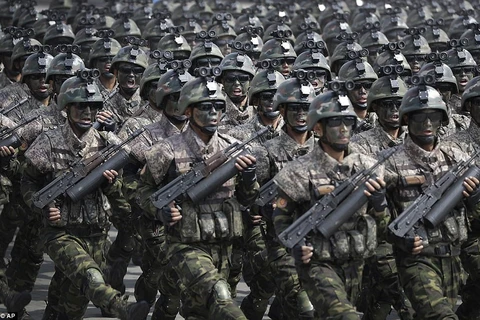 Các binh sỹ thuộc lực lượng mới này bôi kem ngụy trang màu đen trên mặt và đeo kính đen. (Nguồn: AP)