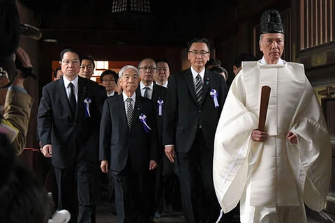 Các nghị sỹ Nhật Bản đến thăm đền Yasukuni. (Nguồn: asahi.com)