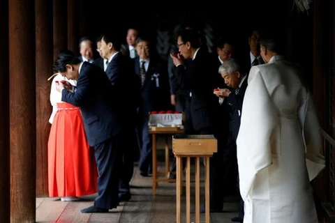 Các nghị sỹ Nhật Bản tại đền Yasukuni. (Nguồn: Reuters)
