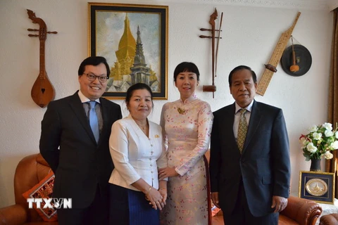 Đại sứ Dương Chí Dũng (ngoài cùng bên trái) và phu nhân cùng Đại sứ Lào Khan-Inh Khitchadeth và phu nhân. (Ảnh: Duy Thái/TTXVN)