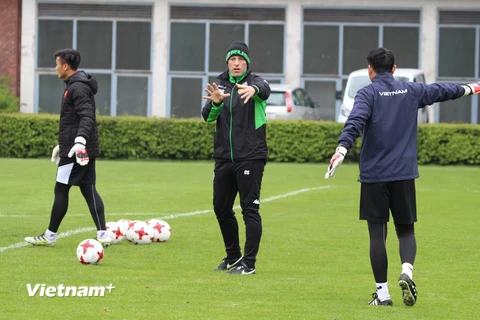HLV thủ môn Christoph Semmler của đội U23 Borusia Mönchengladbach hướng dẫn các thủ môn của đội tuyển U20 Việt Nam tập luyện. (Ảnh: Phạm Văn Thắng/Vietnam+)
