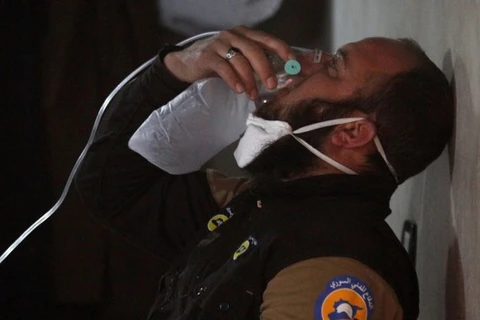 Một nhân viên an ninh phải thở bằng oxy sau vụ tấn công. (Nguồn: Reuters)