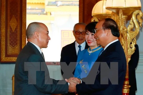 Thủ tướng Nguyễn Xuân Phúc đến chào Quốc vương Campuchia Norodom Sihamoni. (Ảnh: Thống Nhất/TTXVN)