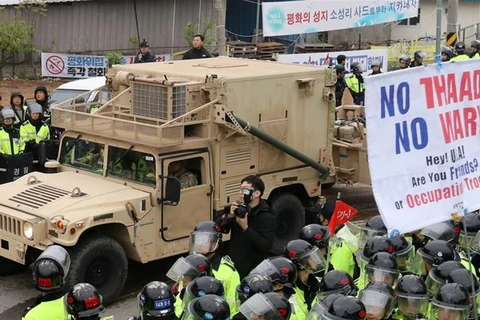 Xe chở hệ thống THAAD vào khu vực lắp đặt ở Seongju ngày 26/4. (Nguồn: Reuters)