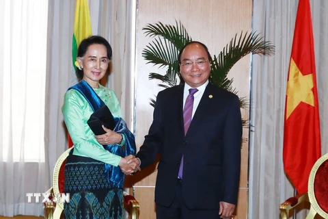 Thủ tướng Nguyễn Xuân Phúc tiếp bà Aung San Suu Kyi, Cố vấn Nhà nước, Bộ trưởng Ngoại giao Myanmar. (Ảnh: Thống Nhất/TTXVN)