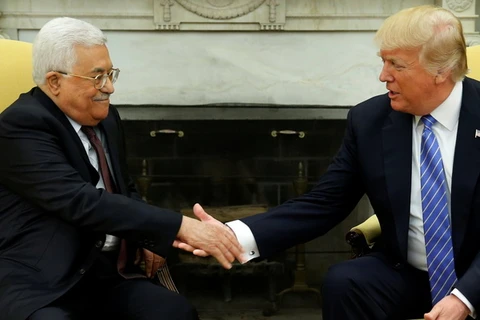 Tổng thống Palestine Abbas và người đồng cấp Mỹ Donald Trump. (Nguồn: Business Insider)