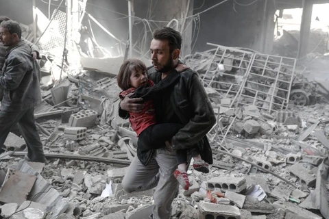 Người dân Syria chạy khỏi những khu vực bị không kích. (Nguồn: cnn.com)
