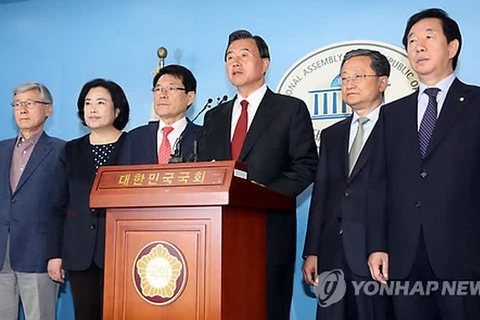  12 nghị sỹ ly khai khỏi Đảng Bareun trở lại với Đảng Hàn Quốc Tự do. (Nguồn: Yonhap)