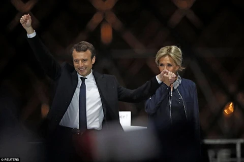 Ông Macron và vợ vui mừng sau chiến thắng. (Nguồn: Reuters)
