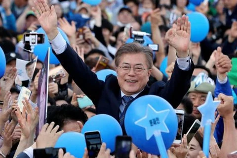 Ứng cử viên Moon Jae-in vận động tranh cử. (Nguồn: AP)