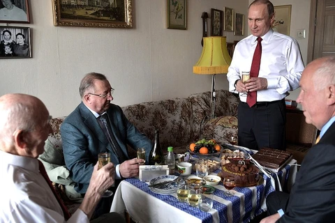 Tổng thống Nga Putin đến chúc mừng sinh nhật ông Matveev. (Nguồn: kremlin.ru)