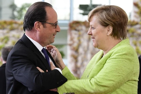 Tổng thống Pháp Francois Hollande gặp bà Merkel. (Nguồn: AFP)