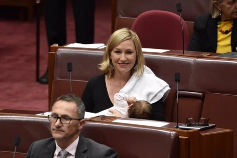 Thượng nghị sỹ Larissa Waters cho con bú ngay trong phòng họp Nghị viện. (Nguồn: twitter@larissawaters)