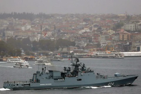 Tàu chiến Nga ở eo biển Bosphorus. (Nguồn: Reuters)