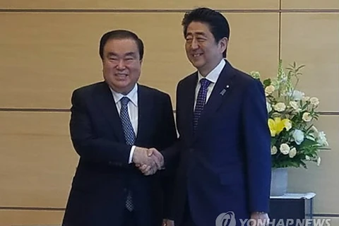 Thủ tướng Nhật Bản Shinzo Abe và đặc phái viên Moon Hee Sang. (Nguồn: Yonhap)