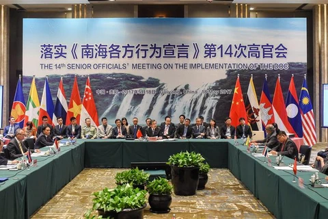 Quang cảnh buổi họp các Quan chức Cao cấp (SOM) ASEAN-Trung Quốc liên quan tới việc triển khai Tuyên bố về ứng xử của các bên ở Biển Đông (DOC) . (Nguồn: Xinhua)