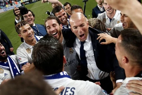 Niềm vui của thầy trò HLV Zidane sau khi giành chức vô địch. (Nguồn: ESPN)