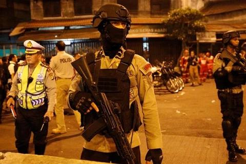 Cảnh sát có mặt tại hiện trường vụ nổ. (Nguồn: aljazeera.com)