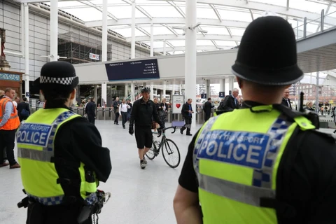 Lực lượng cảnh sát Anh kiểm soát an ninh. (Nguồn: AFP)