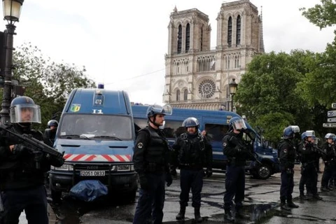 Lực lượng cảnh sát bên ngoài nhà thời Đức Bà Paris. (Nguồn: Reuters)