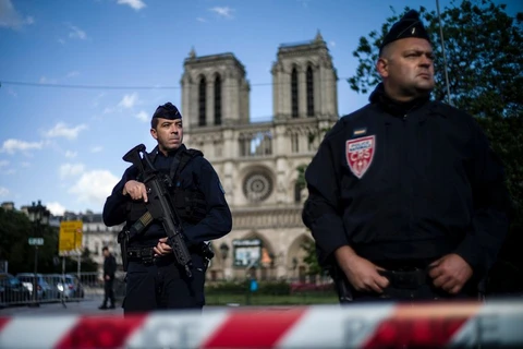 Lực lượng cảnh sát Pháp tại hiện trường sau vụ tấn công ở Nhà thờ Đức Bà Paris. (Nguồn: EPA)