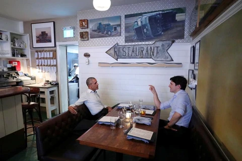 Ông Barack Obama và ông Justin Trudeau ăn tối cùng nhau. (Nguồn: Reuters)