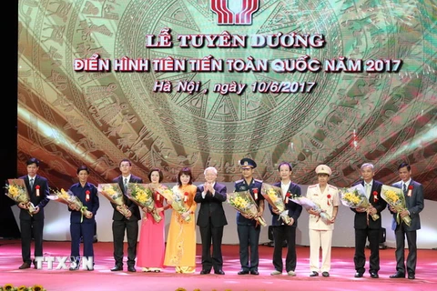 Tổng Bí thư Nguyễn Phú Trọng tặng hoa cho các điển hình tiên tiến. (Ảnh : Phương Hoa/TTXVN)