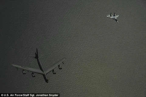 Máy bay Su-27 của Nga chặn B-52 của Mỹ. (Nguồn: Daily Mail)
