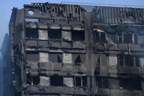 Tòa nhà Grenfell Tower bị phá hủy sau vụ hỏa hoạn hôm 14/6. (Nguồn: EPA/TTXVN)