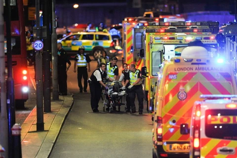 Cấp cứu người bị thương sau vụ tấn công ở London. (Nguồn: AFP)