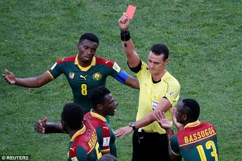 Trọng tài rút thẻ đỏ Mabouka sau hai lần rút nhầm thẻ sau khi xem lại video. (Nguồn: Getty Images)