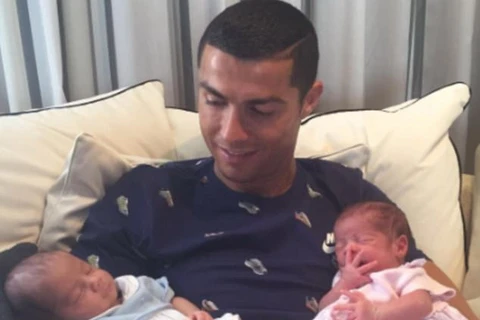 Ronaldo khoe hai thiên thần bé nhỏ.