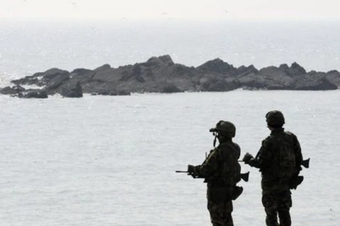 Lực lượng an ninh Hàn Quốc canh gác ở biển. (Nguồn: AP)