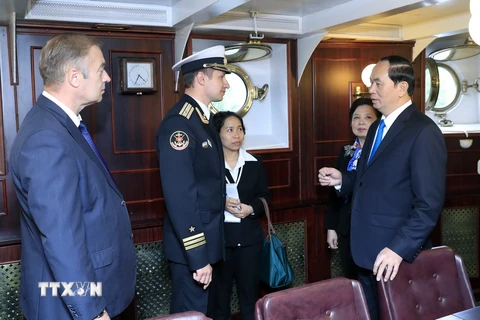 Chủ tịch nước Trần Đại Quang và Phu nhân cùng Đoàn đại biểu cấp cao Việt Nam thăm Chiến hạm Rạng Đông.