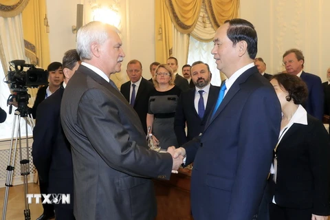Chủ tịch nước Trần Đại Quang gặp Thống đốc thành phố Saint Peterburg Po​ntavchenko. (Ảnh: Nhan Sáng​/TTXVN)