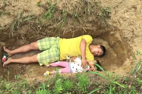 Người cha và con gái nằm trong huyệt mộ do chính mình đào. (Nguồn: shanghaiist.com)