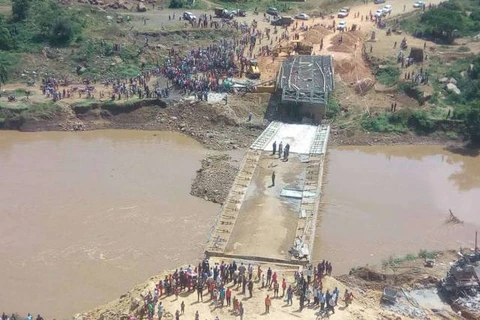 Cây cầu do Trung Quốc xây ở Kenya bị sập. (Nguồn: shanghaiist.com)