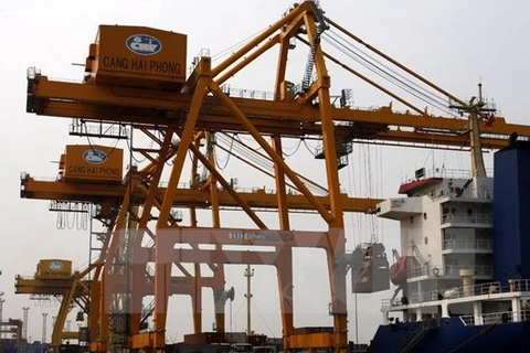 Bốc xếp hàng hóa xuất nhập khẩu tại cảng Hải Phòng. (Ảnh: Phạm Hậu/TTXVN)