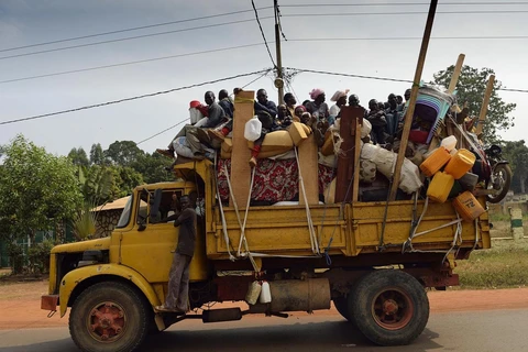 Một chiếc xe tải chở quá tải ở Trung Phi. (Nguồn: The Independent)