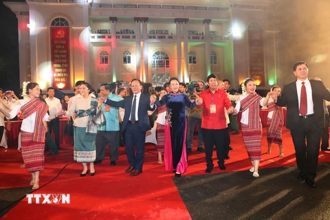 Chủ tịch Quốc hội Nguyễn Thị Kim Ngân, Chủ tịch Quốc hội Lào Pany Yathotou và đại biểu hai nước giao lưu vòng xòe truyền thống. (Ảnh: Trọng Đức/TTXVN)