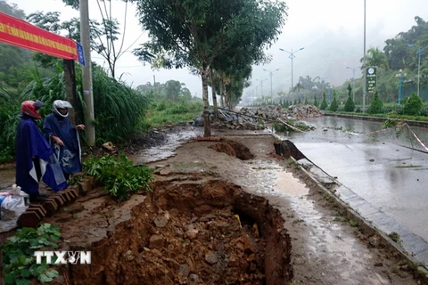 Hố cát-tơ trên đường 58m có nguy cơ lan rộng vì mưa lớn vẫn kéo dài. (Ảnh: Việt Hoàng/TTXVN)