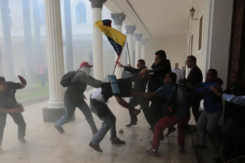 Nhiều kẻ bịt mặt đã tấn công ở trụ sở quốc hội Venezuela. (Nguồn: AP)